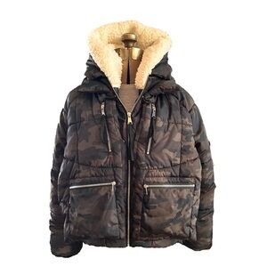 AVEC LES FILLES FAUX SHEARLING LINED HOOD SHORT UTILITY
PUFFER JACKET OLIVE CAMO
